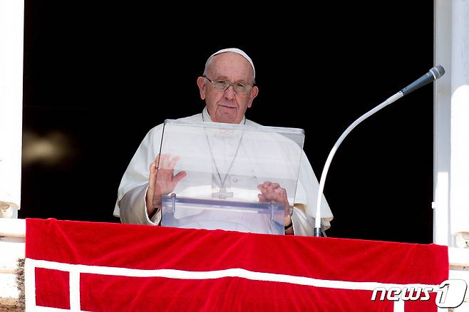 프란치스코 교황이 2일(현지시간) 바티칸에서 삼종기도를 인도하고 있다. 2022.10.02/뉴스1 ⓒ 로이터=뉴스1 ⓒ News1 김민수 기자