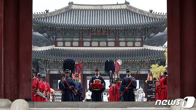 전국 수문장들이 3일 오후 서울 경복궁 흥례문 광장에서 수문장 임명의식 특별행사를 진행하고 있다. 2022.10.3/뉴스1 ⓒ News1 박지혜 기자