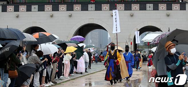 전국 수문장들이 3일 오후 서울 경복궁 흥례문 광장에서 수문장 임명의식 특별행사를 진행하고 있다.2022.10.3/뉴스1 ⓒ News1 박지혜 기자