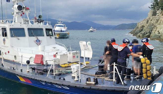 통영해경이 환자를 이송하는 모습. (통영해경제공) /뉴스1