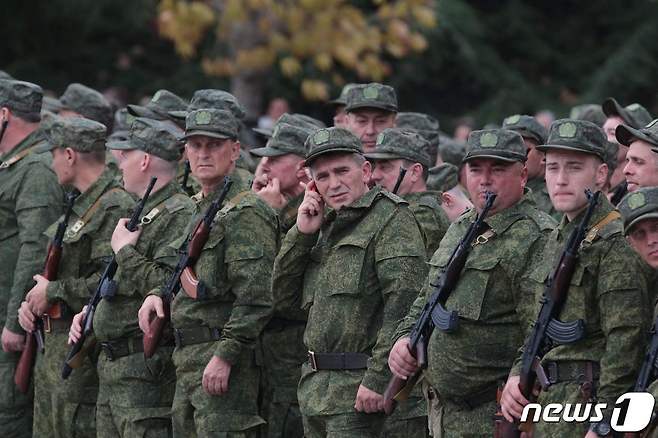 지난달 27일(현지시간) 크름반도 세바스토폴에서 블라디미르 푸틴 러시아 대통령의 부분 동원령에 따라 징집된 예비군들이 작별식에 참석을 하고 있다. ⓒ AFP=뉴스1 ⓒ News1 우동명 기자