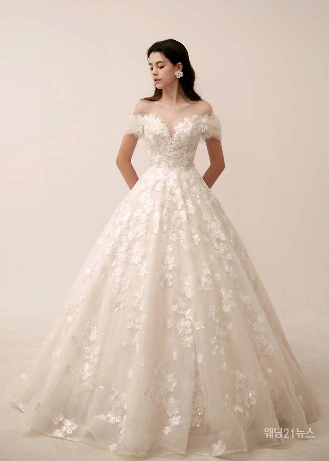 사진 : 웨딩드레스 엘클로이 브라이덜, 포토그래퍼 이상길(오마쥬 스튜디오), 헤어 박연진(이가자 청담본점), 메이크업 민혜(이가자 청담본점), 모델 비트리즈