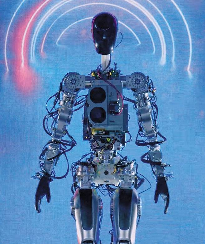 3~5년 후 생산 예고, 인간형 로봇 '옵티머스' - 30일(현지 시각) 테슬라가 자사 AI 데이 행사에서 공개한 휴머노이드 로봇 ‘옵티머스’의 모습. 옵티머스는 두 발로 걷고 두 손을 쓸 수 있는 인간형 로봇으로 짐을 옮기거나 식물에 물을 주는 것 같은 작업을 할 수 있다고 테슬라는 밝혔다. /AFP 연합뉴스