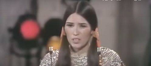 45회 아카데미 시상식에서 남우주연상 수상을 거부한 말론 브란도 대신 단상에 나와 인디언 차별 실태를 말하고 있는 사친 리틀피더. /유튜브 캡처