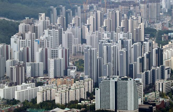 9월 13일 서울 송파구 롯데월드타워 서울스카이에서 바라본 서울 강남구의 아파트 단지/뉴스1 제공