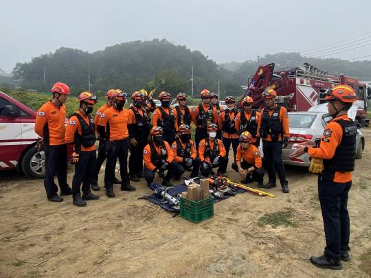 음성소방서는 지난 30일 효율적인 현장대응을 위한 교통사고 대비 특별구조훈련을 실시했다.     사진=음성소방서 제공