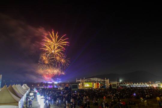 1일 충남 부여군에서 열린 제68회 백제문화제 불꽃쇼 장면 사진=부여군 제공