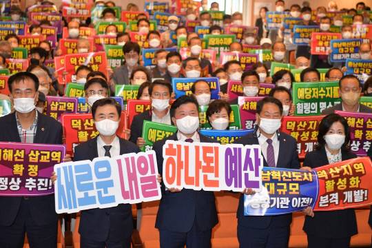 민선 8기 시군 방문 마지막 일정으로 30일 예산군을 찾은 김태흠 충남도지사는 예산 군민의 최대 관심사인 삽교역 신설과 관련해 "삽교역은 2026년까지 문제 없이 준공할 것"이라고 밝혔다.사진=예산군 제공