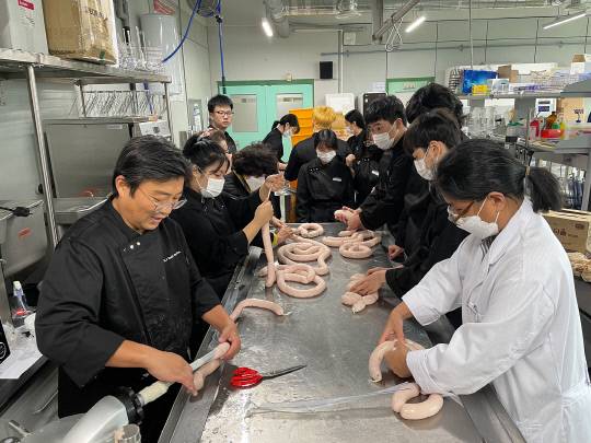 국립공주대학교(총장 원성수) 공주대학교 예산캠퍼스는 제 4기 식육 HMR(가정간편식) 전문가 양성과정 프로그램 2주차 교육으로 '지역농산물을 활용한 HMR 소시지 제조 실습'을 진행했다. 사진=공주대 제공
