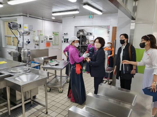 보령교육지원청은 학교급식 식중독 예방을 위해 교육장을 비롯한 간부공무원이 오는 14일까지 직접 현장점검을 실시한다. 사진=보령교육지원청 제공