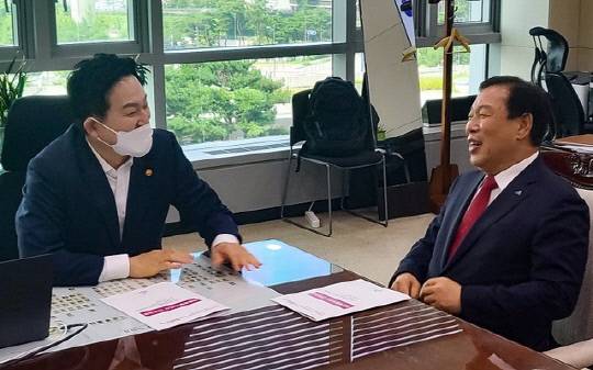 최민호 세종시장이 지난달 7일 원희룡 국토교통부 장관을 예방하고 부동산 3중규제 해제 등을 건의했다. 사진=세종시 제공