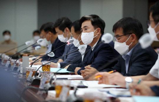 김태흠 충남도지사가 충남도청 대회의실에서 열린 민선8기 도정과제 추진보고회에 참석, 국가 지원 사업과 국비를 최대한 확보해 나아가자고 강조했다. 사진=충남도 제공