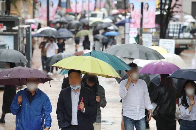 서울 중구 명동거리에서 시민들이 우산을 쓰고 걸어가고 있다. ⓒ데일리안 김민호 기자
