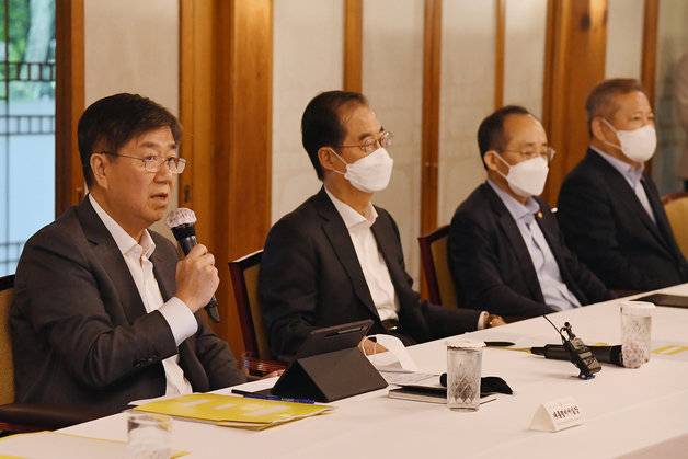 김대기 대통령 비서실장이 3일 오후 서울 종로구 총리공관에서 열린 제5차 고위당정협의회에서 발언을 하고 있다. 2022.10.3/뉴스1