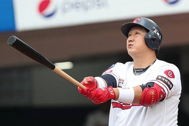 3일 안방경기에서 5회말 2점 홈런을 날린 이대호. 롯데 제공