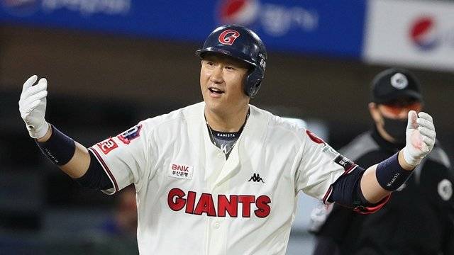 만루홈런을 친 뒤 동료 선수들에게 세리머니에 동참해 달라고 하고 있는 이대호. 롯데 제공