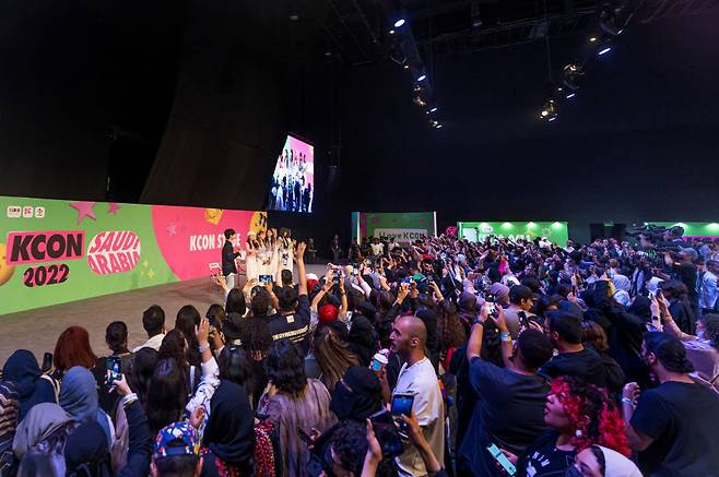 케이콘 2022 사우디아라비다 컨벤션장에서 K-팝 팬미팅이 이뤄지고 있다.