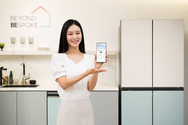 삼성전자 모델이 경기도 수원 영통구에 위치한 삼성 디지털시티에서 스마트싱스 에너지 서비스를 선보이고 있다.