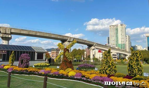 의정부시 국화 토피어리 전시. 사진제공=의정부시