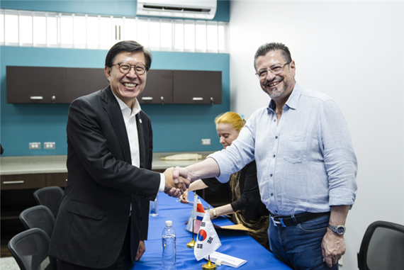 박형준 부산시장이 차베스 코스타리카 대통령(오른쪽)을 만나 2030부산세계박람회 유치 지지를 요청하면서 악수를 나누고 있다. 사진=부산시 제공