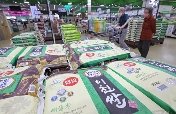 서울 시내 한 대형마트에서 쌀 상품이 판매되고 있다. 산지 쌀값이 하락하자 정부가 쌀 값 안정화를 위해 1조원 가량을 들여 45만톤에 이르는 쌀을 사들이기로 했다. /사진=뉴시스