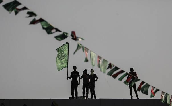 팔레스타인 무장세력 ‘하마스’ 지지자들이 1일(현지시각) 가자 지구 ‘팔레스타인 경기장’에서 ‘알 악사 사원이 위험하다’는 이름의 집회를 하고 있다. EPA 연합뉴스