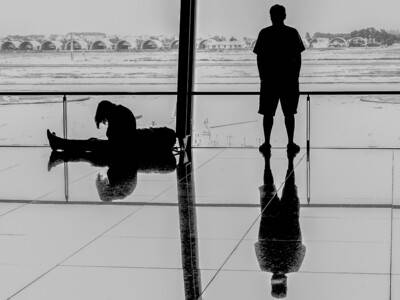 2016년 6월 베트남 하노이 공항에서 찍은 최성수 작가의 사진. 피로에 지쳐 앉아 있는 여자와 창 밖 먼 곳을 바라보고 있는 남자의 모습이다. 푸른세상 제공