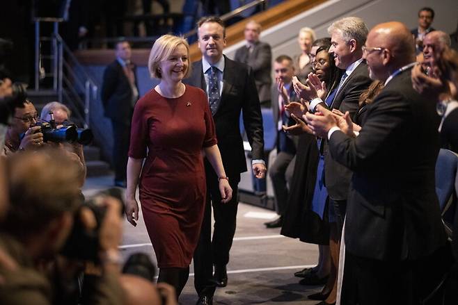 2일 영국 버밍엄에서 열린 보수당 전당대회에서 리즈 트러스 총리가 입장하고 있다. EPA 연합뉴스