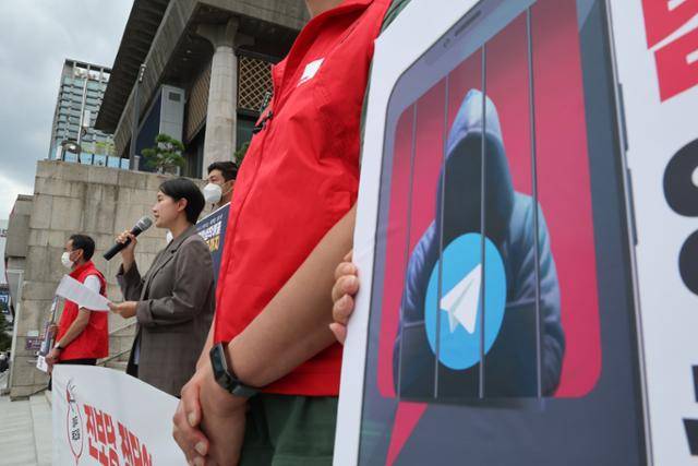 15일 서울 종로구 세종문화회관 앞에서 진보당 관계자들이 '제2 n번방' 사건과 관련한 경찰의 신속한 대응 등을 촉구하는 정당연설회를 하고 있다. 연합뉴스