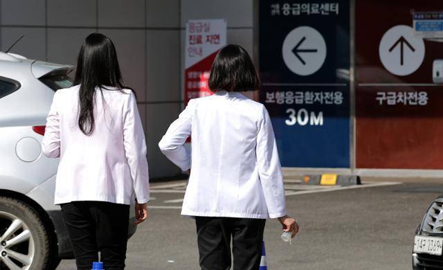 2020년 10월 29일 서울 종로구 서울대병원에서 의료진들이 분주하게 움직이고 있다. 뉴스1