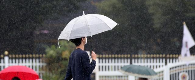 개천절 연휴 마지막 날인 3일 서울 광화문 인근에서 우산 쓴 시민이 발걸음을 재촉하고 있다. 뉴스1