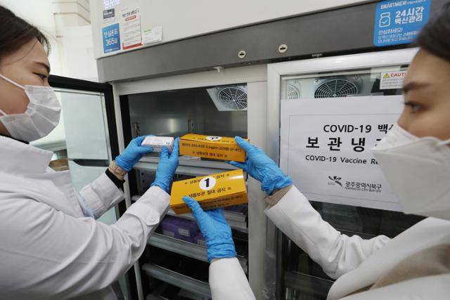 만 5∼11세 코로나19 백신 접종 시작 하루 전인 지난 3월 30일 광주 북구보건소 직원들이 화이자의 소아용 백신을 확인하고 있다. 광주=연합뉴스