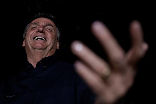 2일(현지시간) 브라질 대선 투표 결과가 나온 이후 자이르 보우소나루 브라질 대통령이 브라질리아의 대통령 관저인 알보라다궁에서 연설하고 있다. 브라질리아=로이터 연합뉴스