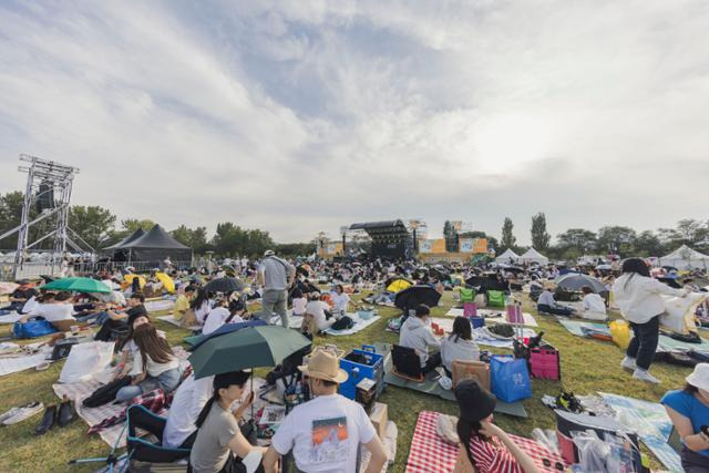 제19회 자라섬 재즈 페스티벌이 개막한 지난 1일 경기 가평군 자라섬에서 관객들이 돗자리에 앉아 공연을 즐기고 있다. 자라섬 재즈 페스티벌 제공