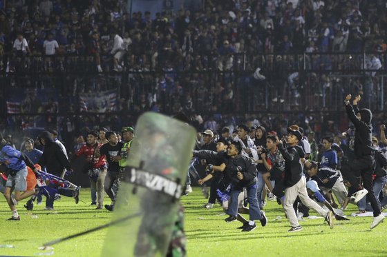 인도네시아 축구장 참사, 최소 131명 사망