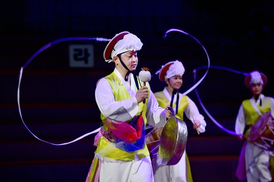 안성 바우덕이 풍물단에서 징을 연주하는 김동규 단원은 상설공연에서 멋진 말솜씨를 뽐내는 사회자로도 활약한다.