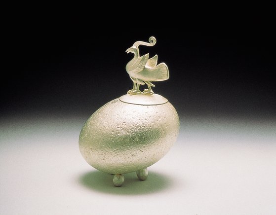 유리지가 제작한 골호 '삼족오'(2002), 은 92.5%, 27x18x16cm.[사진 서울공예박물관]
