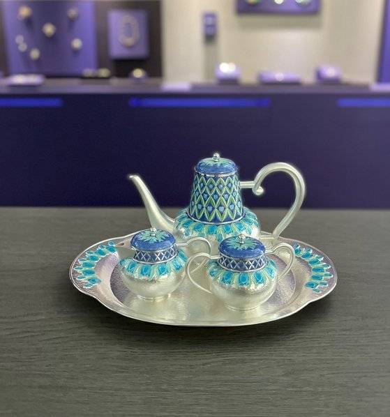 튤립 다기세트, 1988, 은(99), 칠보. [사진 서울공예박물관]