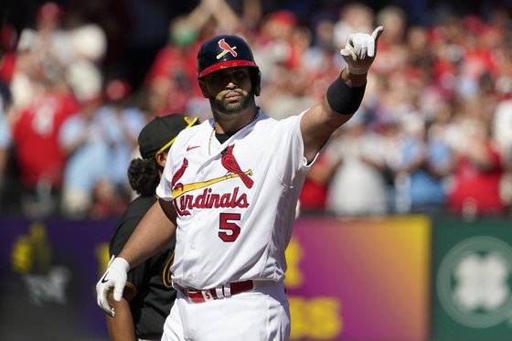 푸홀스가 3일(한국시간) 피츠버그전에서 1회 인정 2루타로 2타점을 올린 뒤 더그아웃을 향해 세리머니를 하고 있다. AP=연합뉴스