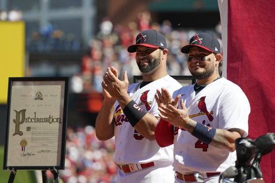세인트루이스의 '리빙 레전드' 푸홀스(왼쪽)와 몰리나가 3일(한국시간) 피츠버그전에서 앞서 은퇴식을 열고 홈 팬들에게 작별 인사를 전했다. AP=연합뉴스