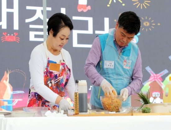 소래포구 특산물로 요리를 하고 있는 이혜정 요리연구가와 박종효 인천남동구청장. 인천남동구