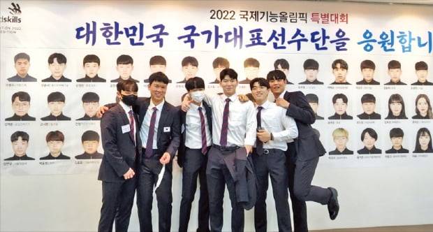 국제기능올림픽에 참가하는 대한민국 국가대표 선수들이 지난달 14일 인천 부평구 산업인력공단 글로벌숙련기술진흥원에서 열린 결단식에서 단체 사진을 촬영하고 있다.  한국산업인력공단 제공