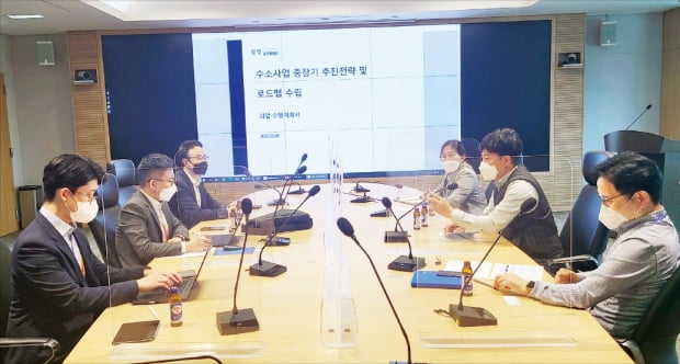 한국남동발전 관계자들이 지난 5월 수소사업 중장기 추진 전략 및 로드맵 수립을 위한 용역 착수회의에서 의견을 나누고 있다.  한국남동발전  제공