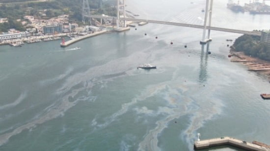 전남 여수 앞바다에 폐유가 유출된 모습. /사진=연합뉴스