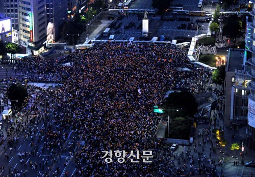 2008년 6월 1일 서울시청에서 집회를 마친 시민들이 청와대로 향하려 거리행진을 시작하고 있다. 경향신문 자료사진