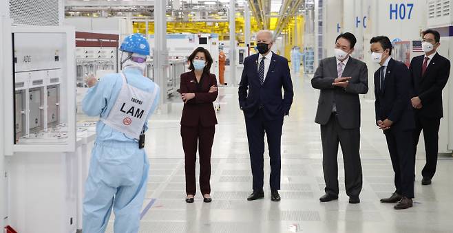 윤석열 대통령과 조 바이든 미국 대통령(왼쪽에서 두번째)이 지난 5월20일 이재용 삼성전자 부회장(맨 오른쪽)과 함께 경기 평택 삼성전자 반도체 공장을 둘러보고 있다. 대통령실사진기자단