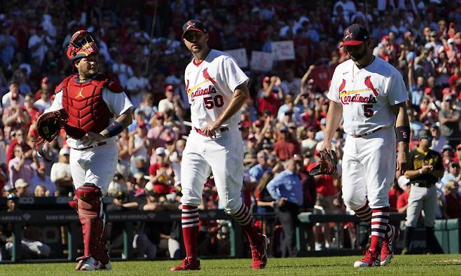 살아있는 전설 셋 ‘화려한 피날레’ 세인트루이스 야디에르 몰리나(왼쪽)와 애덤 웨인라이트(가운데), 앨버트 푸홀스가 3일 미국 세인트루이스 부시스타디움에서 열린 피츠버그와의 경기 5회초에 함께 교체되고 있다. 세인트루이스 | AP연합뉴스