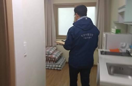 서울시 관계자가 불법 숙박시설에서 침구류를 단속하고 있다. 서울시 제공