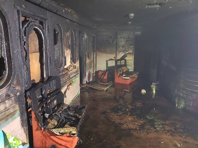 [부산=뉴시스] 2일 오후 7시 42분께 부산 금정구의 한 건물 지하1층 노래연습장에서 불이 났다. (사진=부산소방재난본부 제공) *재판매 및 DB 금지