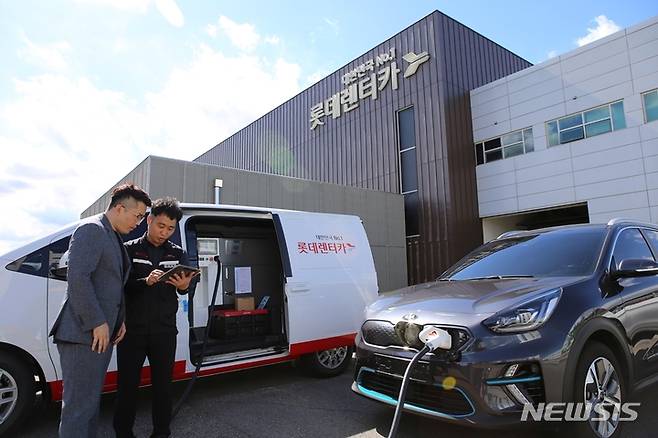 [서울=뉴시스]롯데렌탈 이동형 전기차 충전기.(사진=롯데렌탈 제공) 2022.10.2 photo@newsis.com